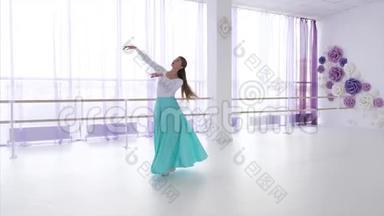 芭蕾舞演员正在排练舞蹈元素。